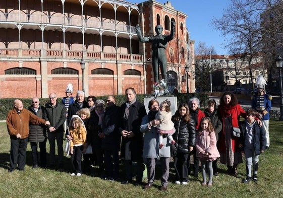 Autoridades y familiares en la ofrenda floral en La Glorieta