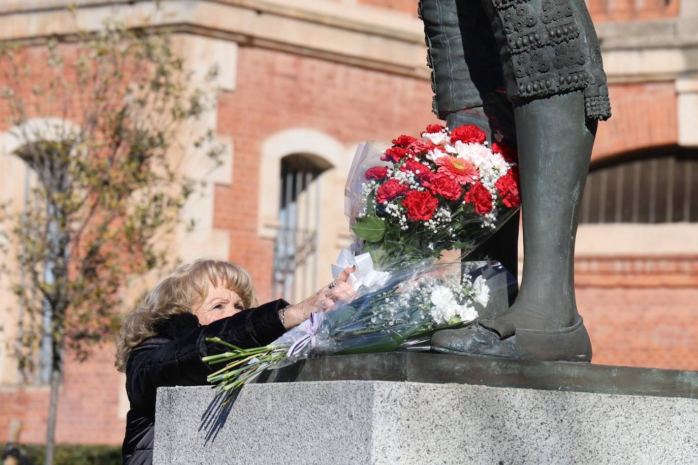 El espíritu de Robles sigue vivo en Salamanca: esta ha sido la ofrenda floral en su recuerdo