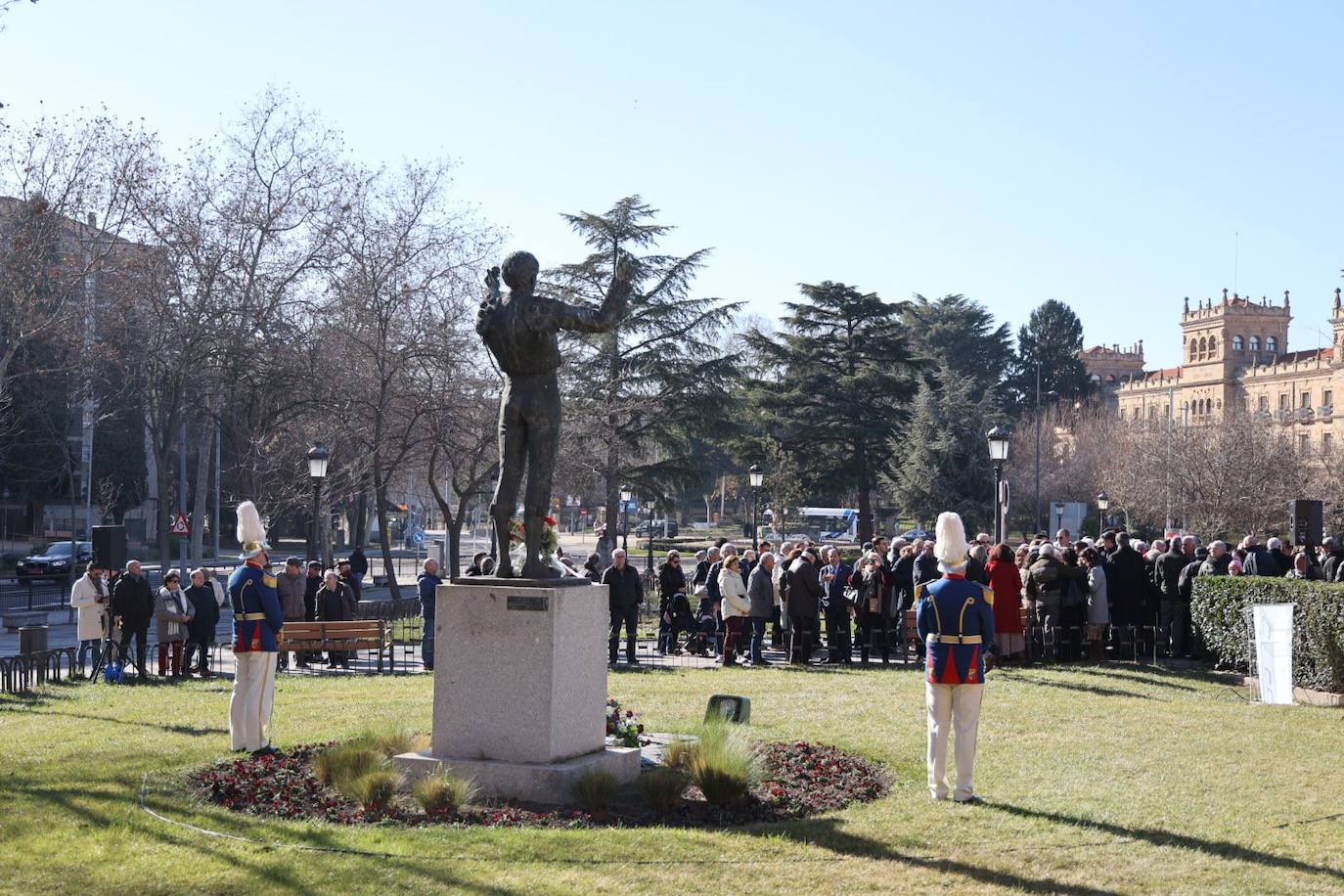 El espíritu de Robles sigue vivo en Salamanca: esta ha sido la ofrenda floral en su recuerdo