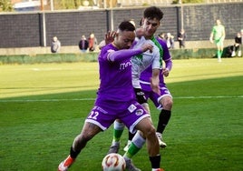 Juancho protege el balón en La Planchada.