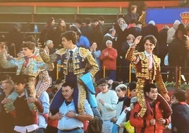 Diego Mateos saludando de frente y a hombros en el centro de la imagen.