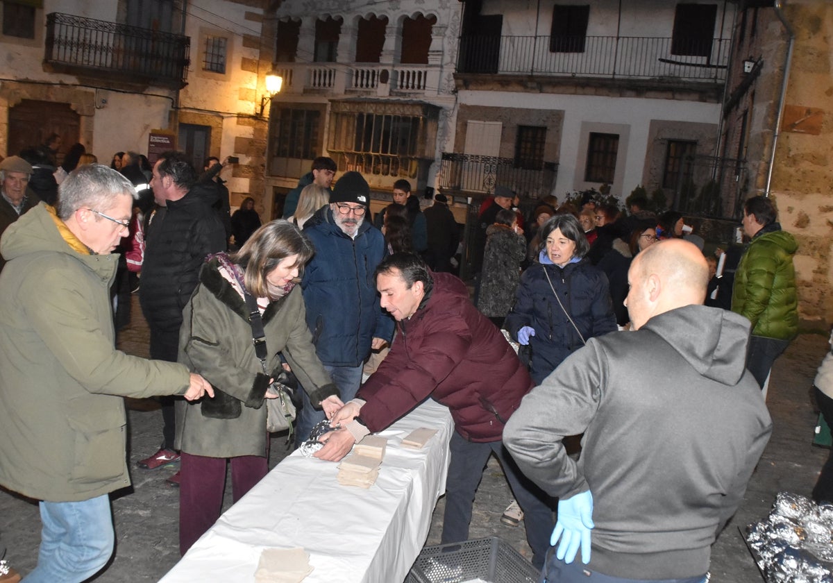 Reparto de manteladas en Candelario para revivir la tradición del día del chorizo