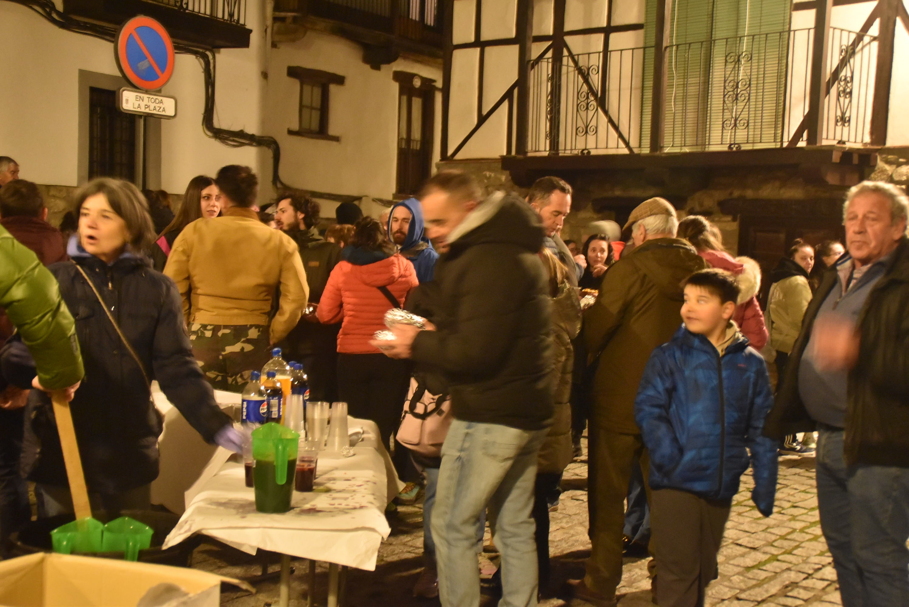 Reparto de manteladas en Candelario para revivir la tradición del día del chorizo