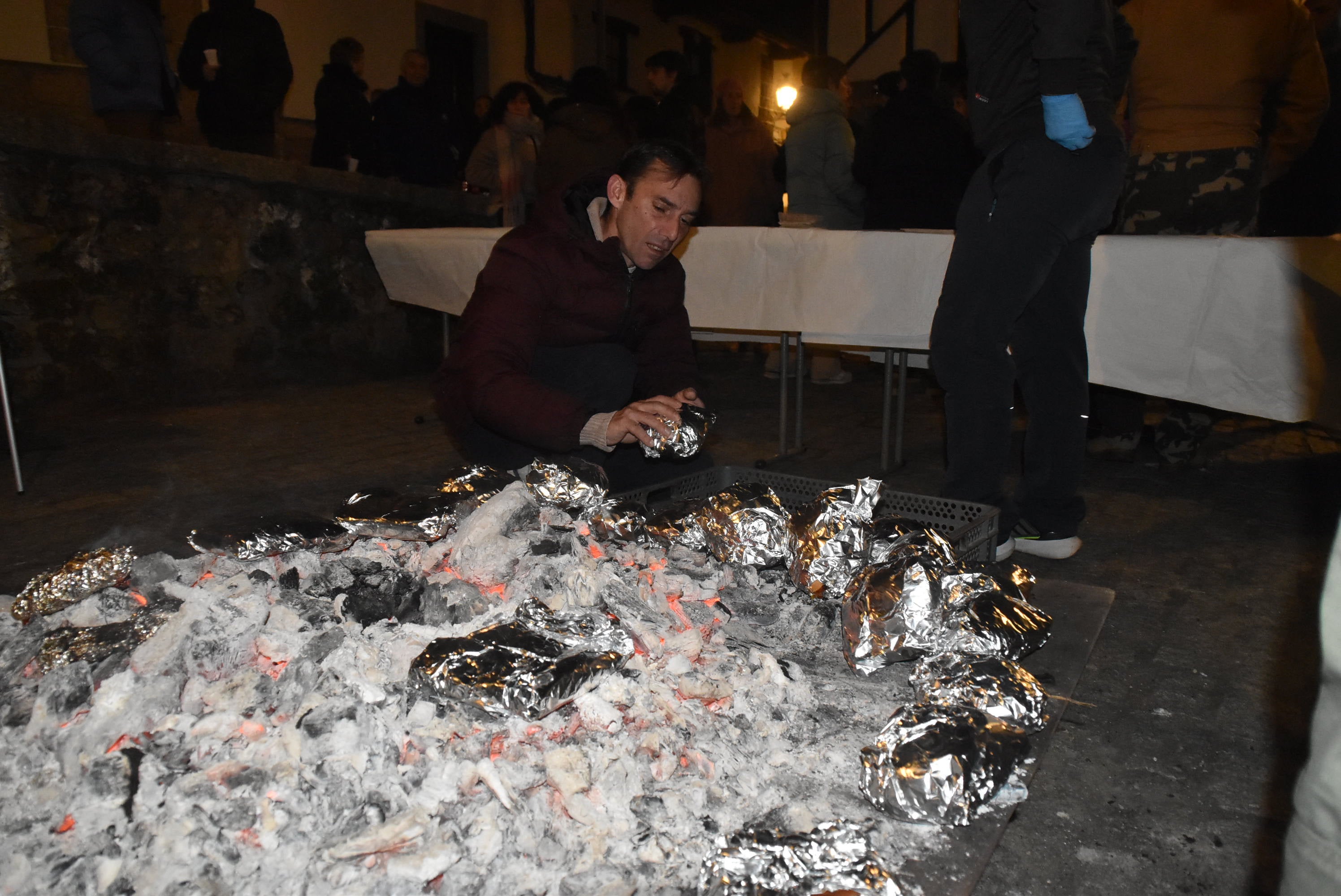 Reparto de manteladas en Candelario para revivir la tradición del día del chorizo