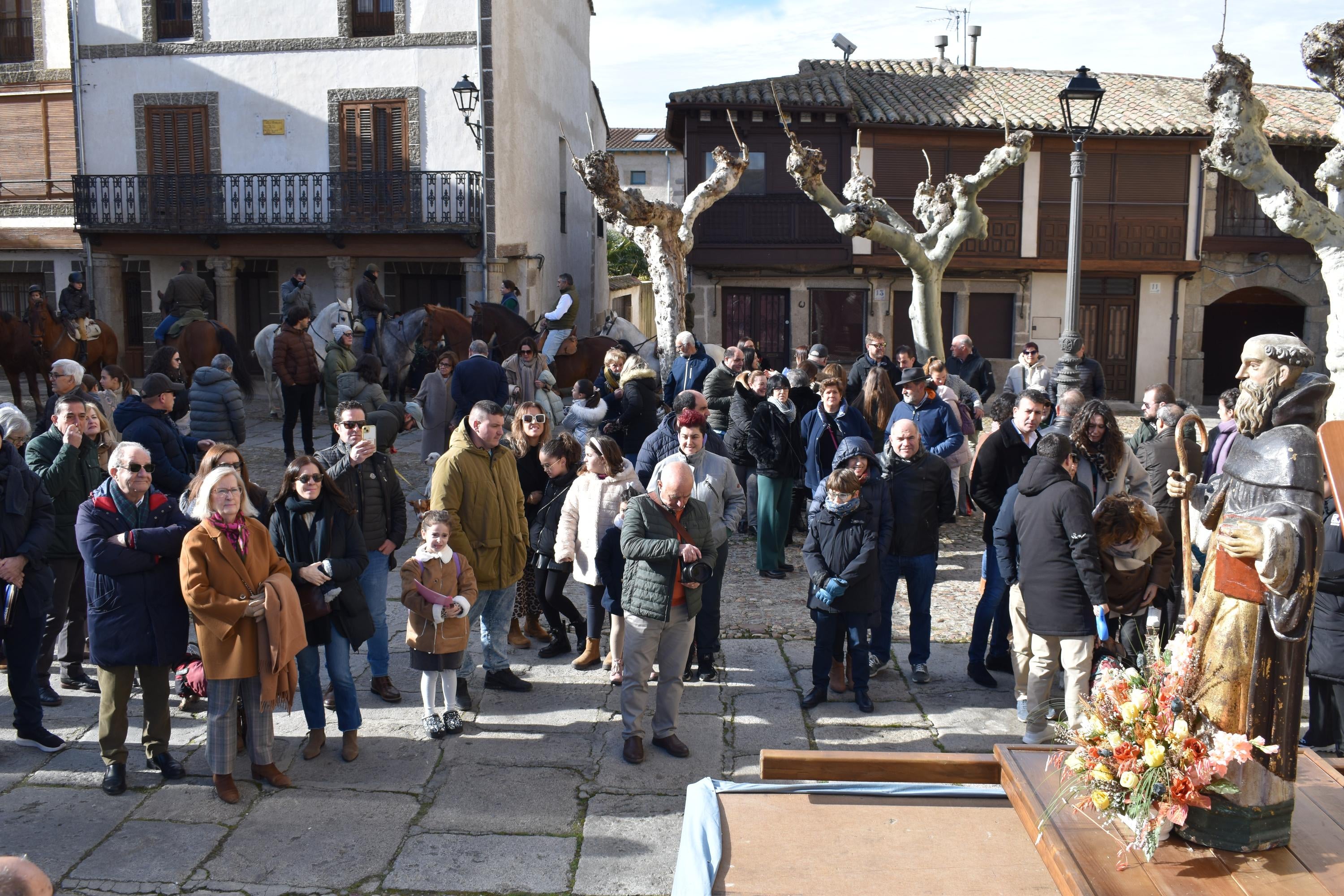 Gallos por 53 euros o una garrafa de aceite por 59: así ha sido la subasta de San Antón en Ledesma