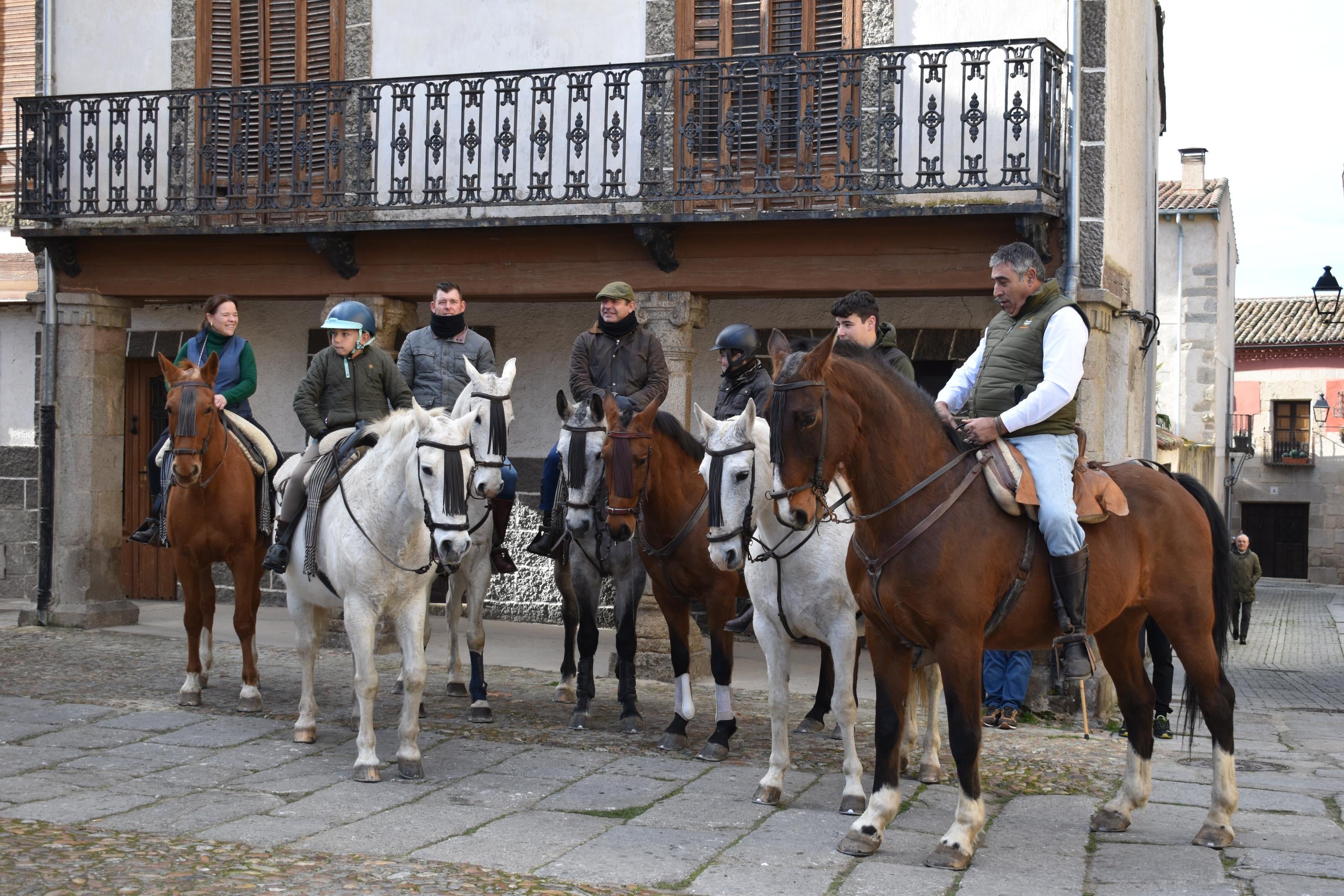 Gallos por 53 euros o una garrafa de aceite por 59: así ha sido la subasta de San Antón en Ledesma