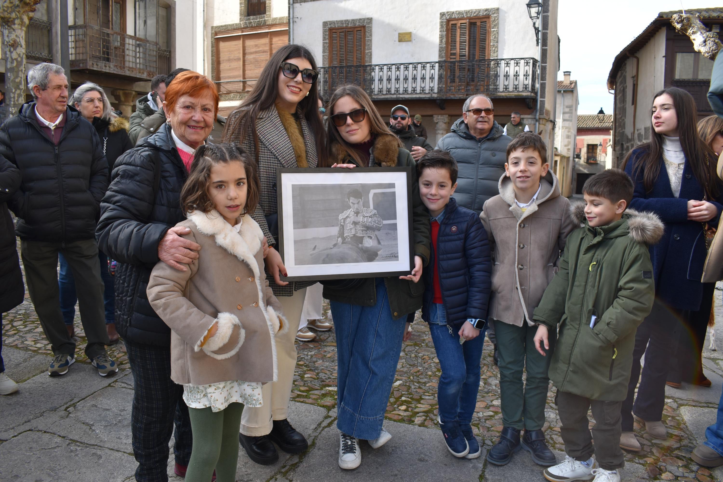 Gallos por 53 euros o una garrafa de aceite por 59: así ha sido la subasta de San Antón en Ledesma