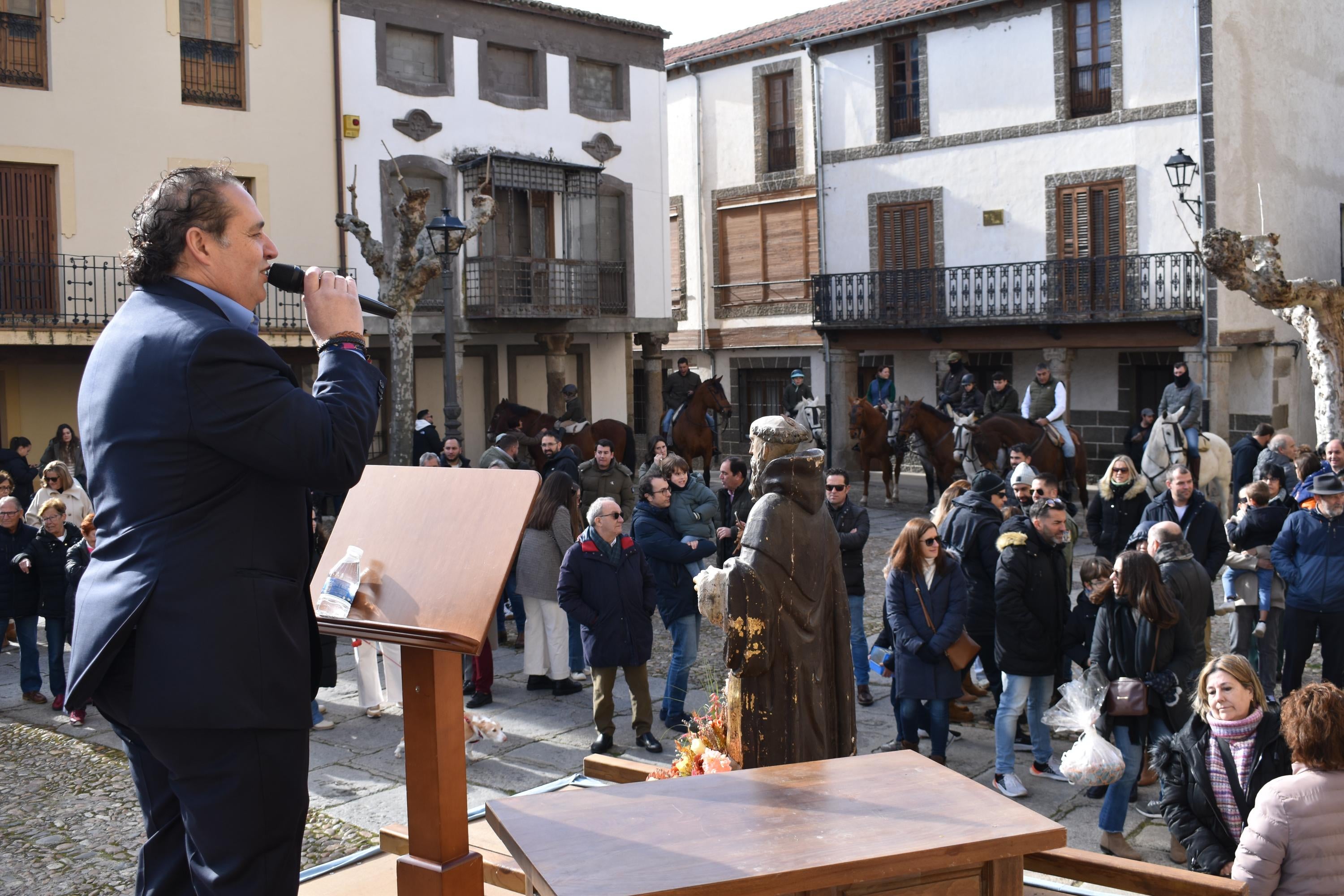 Gallos por 53 euros o una garrafa de aceite por 59: así ha sido la subasta de San Antón en Ledesma