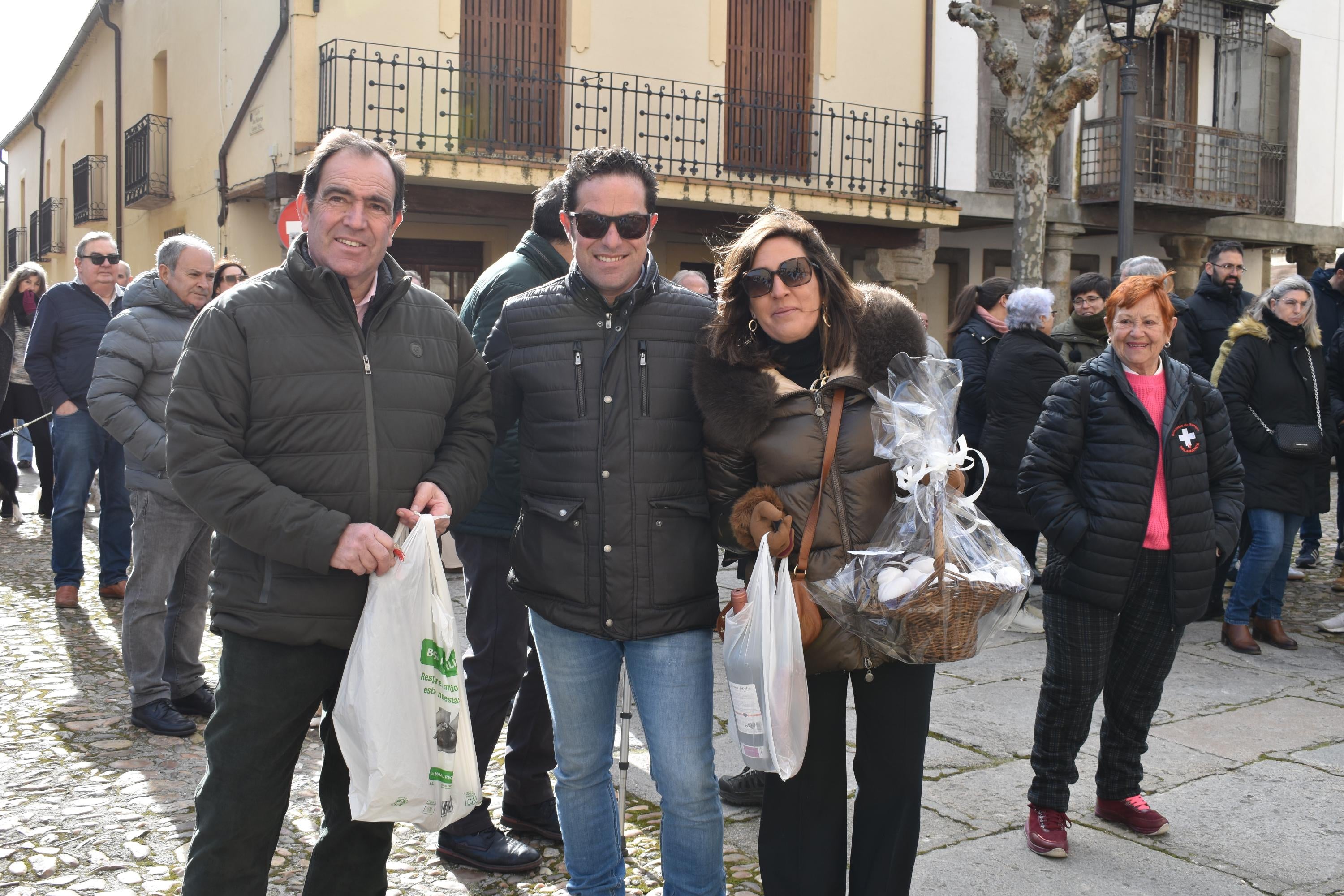 Gallos por 53 euros o una garrafa de aceite por 59: así ha sido la subasta de San Antón en Ledesma