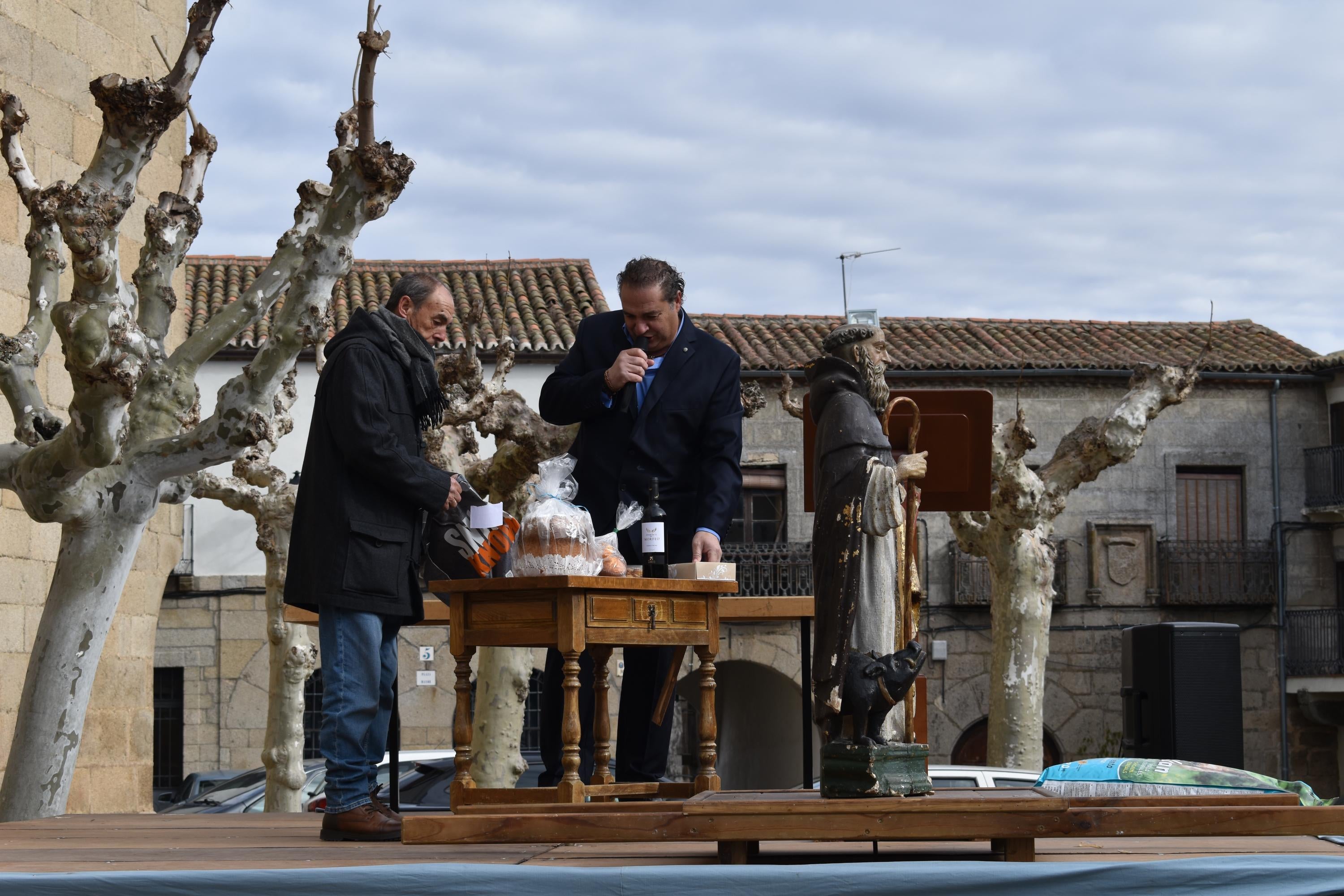 Gallos por 53 euros o una garrafa de aceite por 59: así ha sido la subasta de San Antón en Ledesma