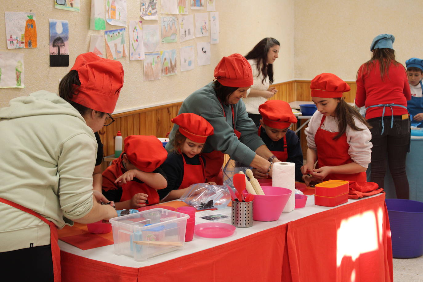 Niños y mayores disfrutan del final festivo en Fresnedoso