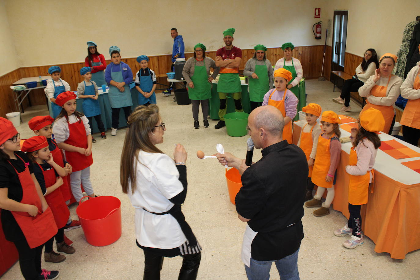 Niños y mayores disfrutan del final festivo en Fresnedoso