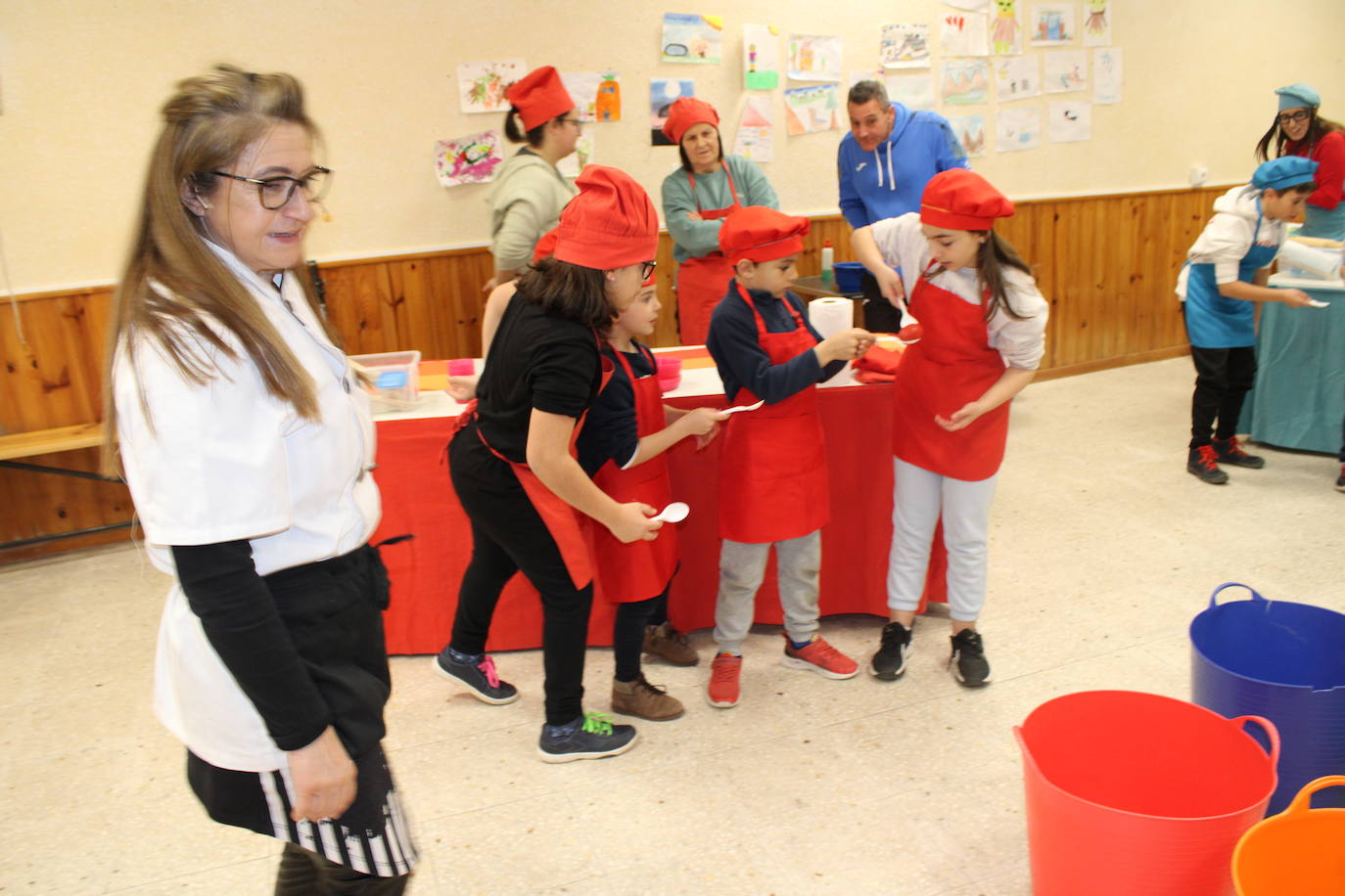 Niños y mayores disfrutan del final festivo en Fresnedoso