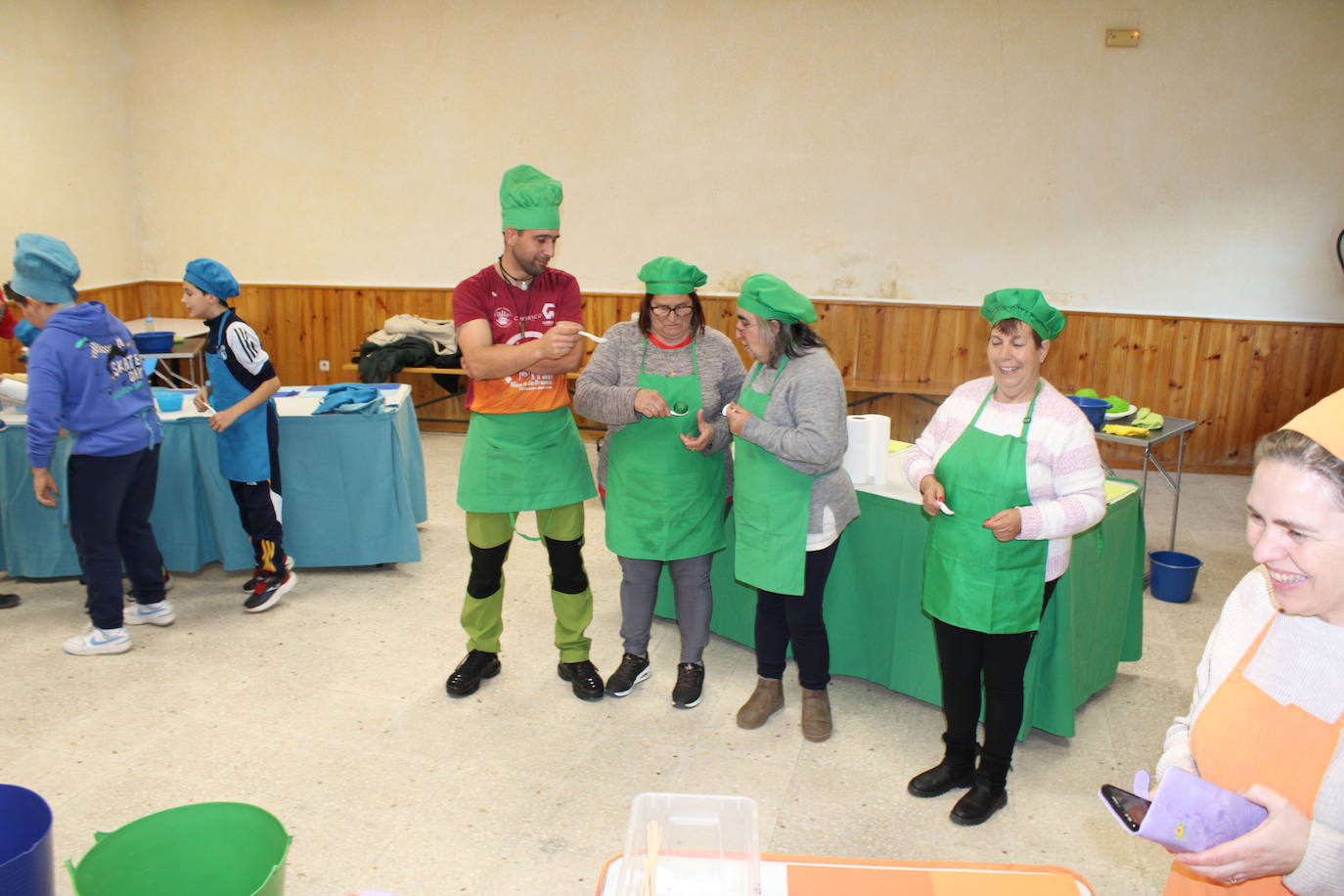 Niños y mayores disfrutan del final festivo en Fresnedoso