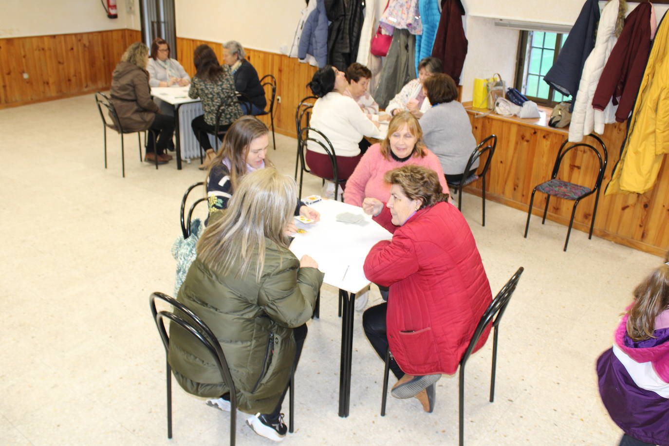 Niños y mayores disfrutan del final festivo en Fresnedoso