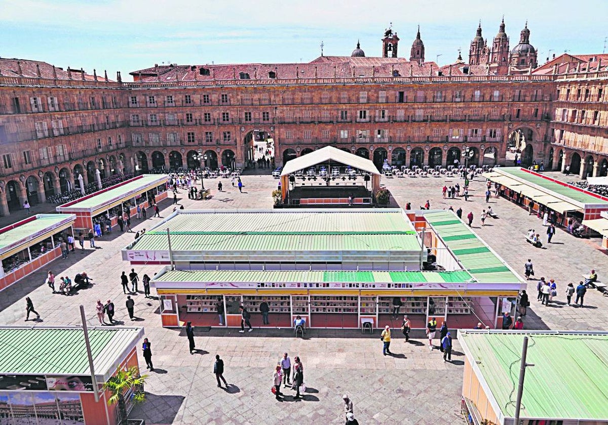 Imagen de las casetas de la Feria del Libro instaladas en la Plaza Mayor en 2024.