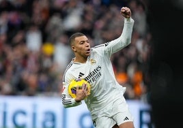 Mbappé celebrá uno de sus tantos.