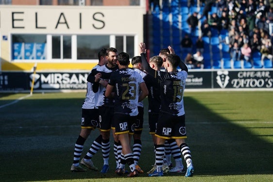 Celebración del primer gol de Carlos de la Nava.