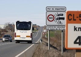 Paso de vehículos entrando en el tramo controlado por el radar de Doñinos.