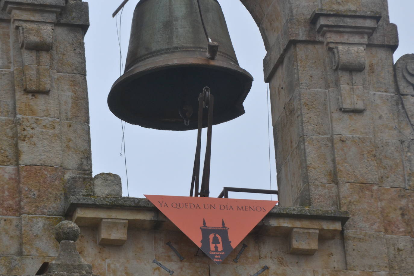 Ciudad Rodrigo luce el pañuelo anunciador del Carnaval