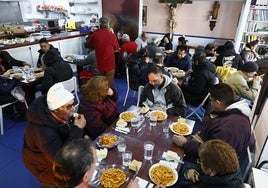 Decenas de personas acudieron este lunes a comer un plato de pasta al local, situado en el paseo de la Estación, número 73.