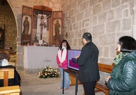 Momento de la presentación de la restauración del Cristo en la iglesia