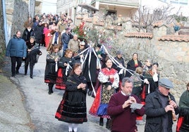 Imagen de la procesión con el ramo precediendo a la imagen de San Sebastián