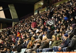 Aficionados del Salamanca UDS en las gradas del Helmántico.