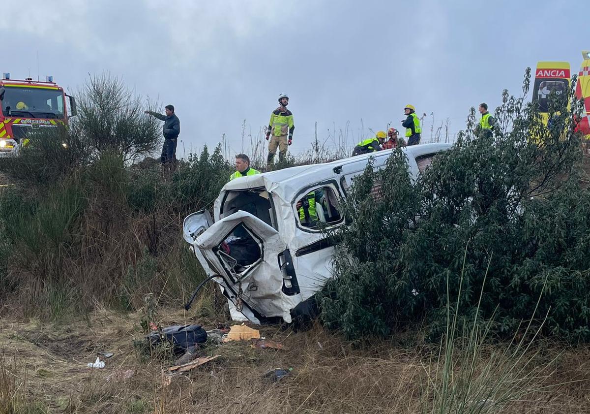 Imagen principal - Tres varones trasladados al Hospital tras una aparatosa colisión en la A-66, a la altura de Buenavista