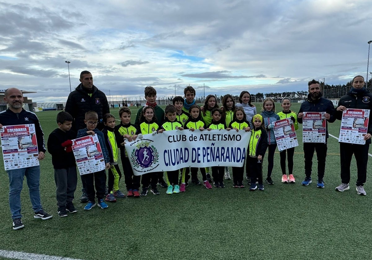 Miembros del Club de Atletismo 'Ciudad de Peñaranda' con el cartel de la Milla Solidaria.