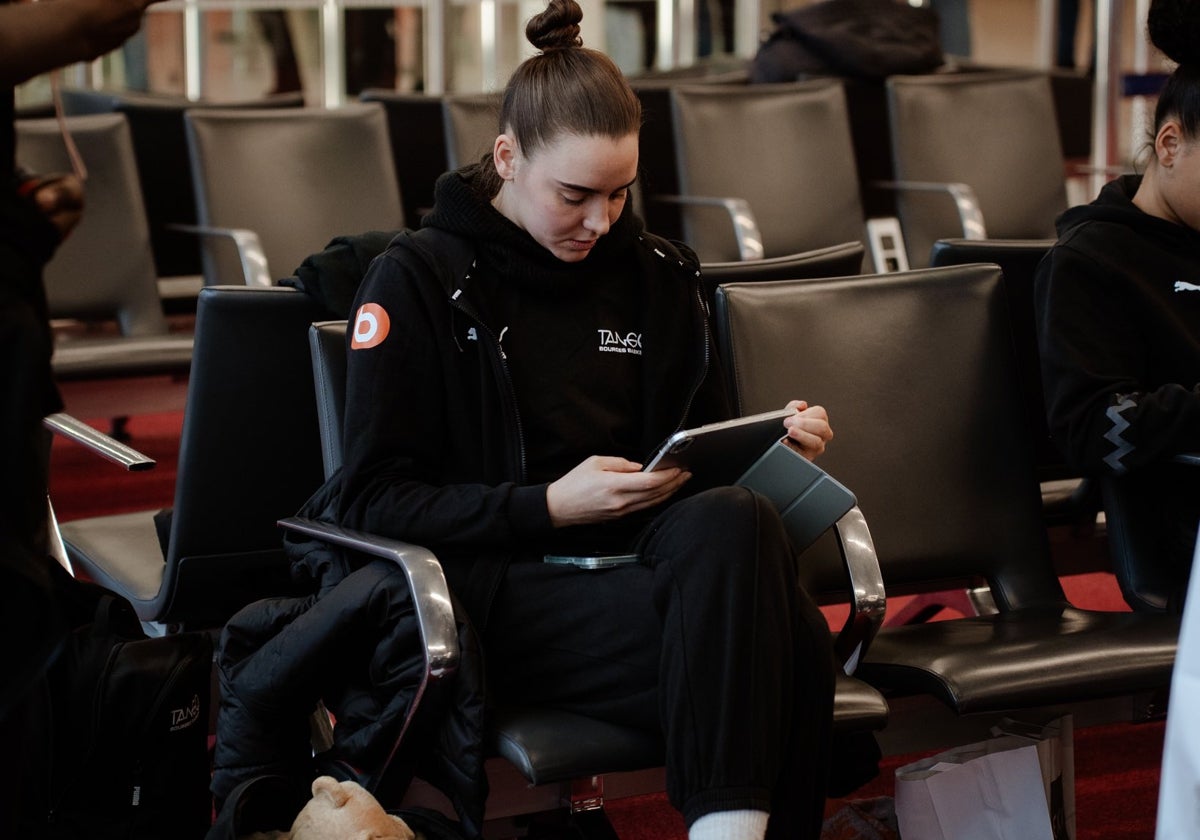 Pauline Astier, jugadora del Bourges, en el aeropuerto antes de volar a España.