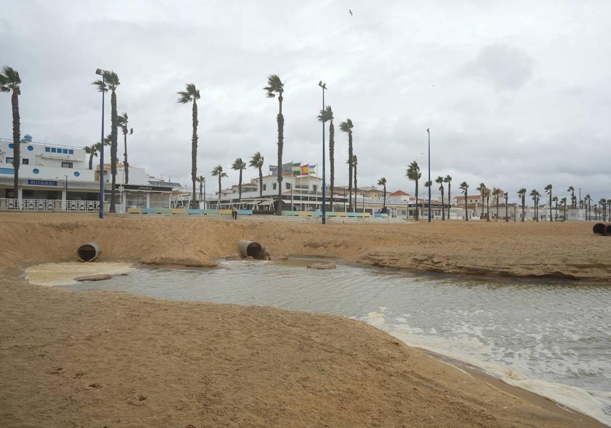 Limpian los aliviaderos en prevención de las lluvias.