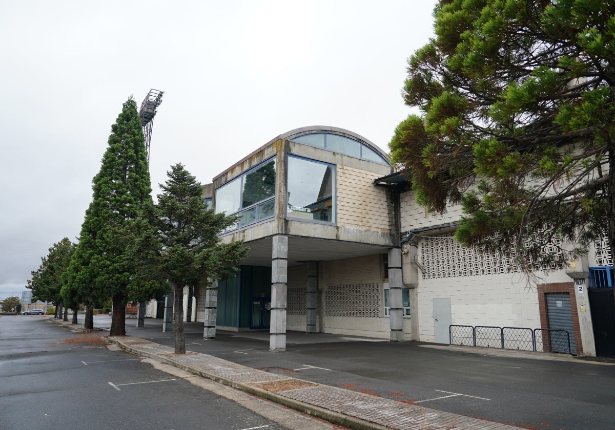 Vista exterior de las oficinas del Salamanca UDS en el estadio Helmántico.