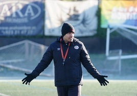 Dueñas, dando indicaciones durante un entrenamiento del Salamanca UDS.