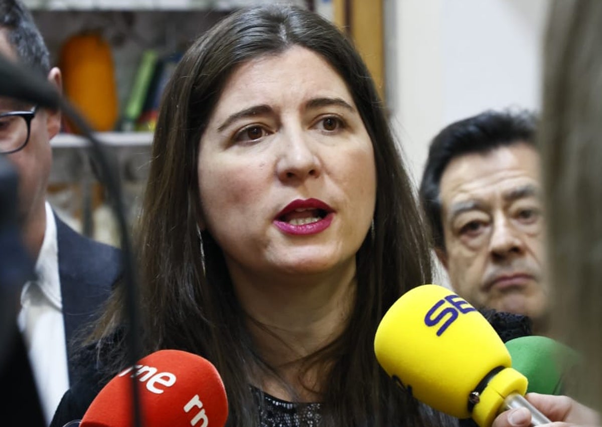 Imagen secundaria 1 - La concejala de Familia e Igualdad de Oportunidades, Miryam Rodríguez y el psicólogo Hilario Garrudo durante la presentación de los talleres.