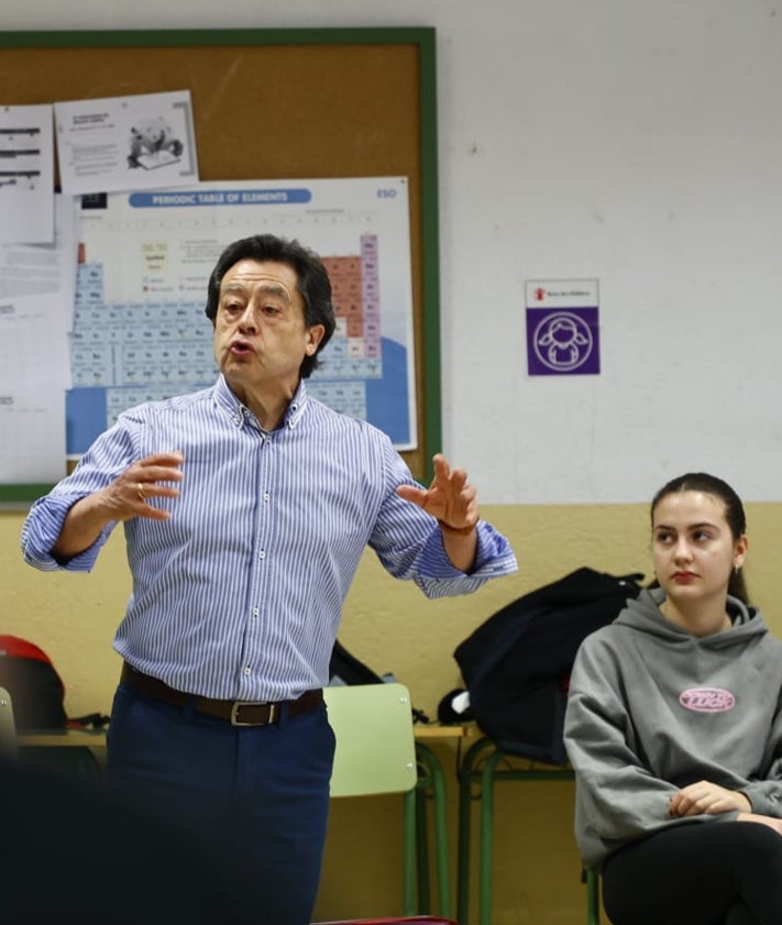 Imagen secundaria 2 - La concejala de Familia e Igualdad de Oportunidades, Miryam Rodríguez y el psicólogo Hilario Garrudo durante la presentación de los talleres.