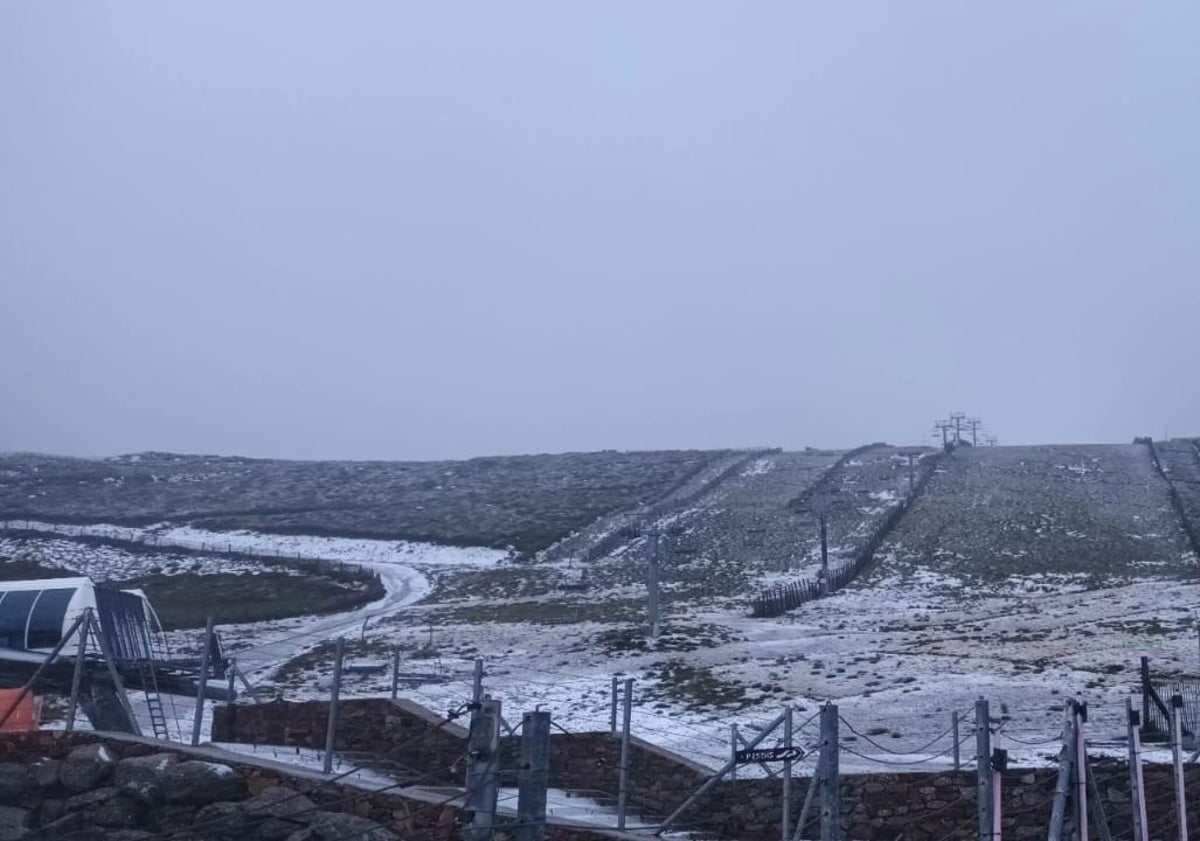 Imagen principal - El temporal se lleva parte de la nieve artificial y deja en el aire la apertura de pistas en La Covatilla