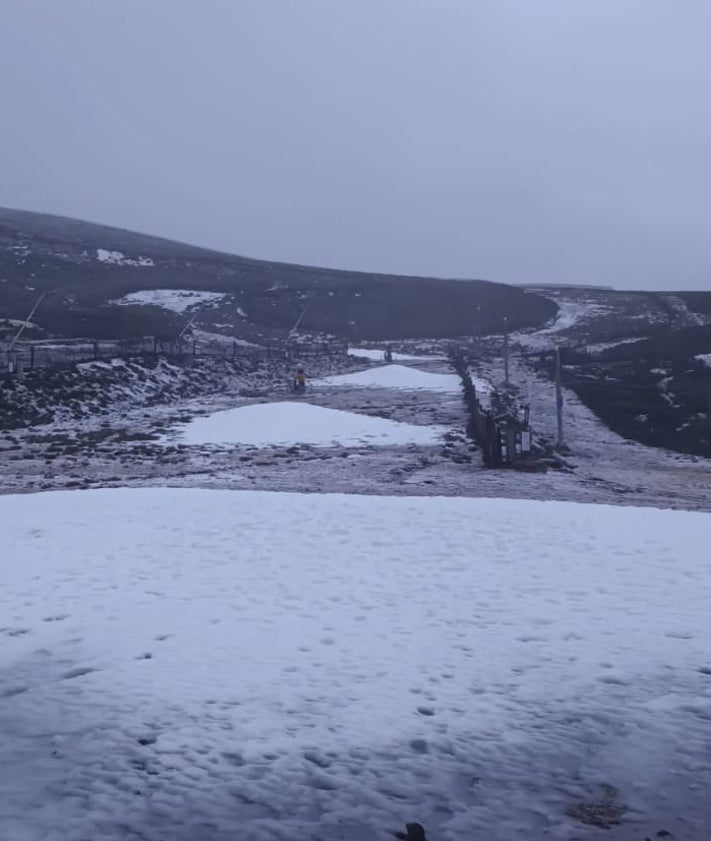 Imagen secundaria 2 - El temporal se lleva parte de la nieve artificial y deja en el aire la apertura de pistas en La Covatilla