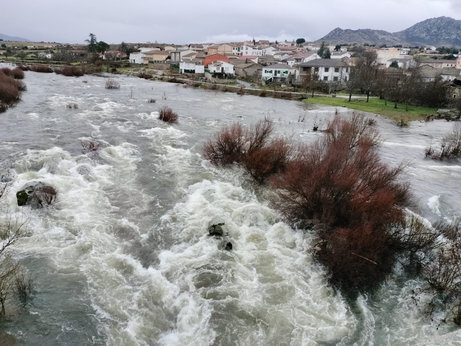 Crecida del río Tormes a su paso por Puente del Congosto tras las últimas lluvias