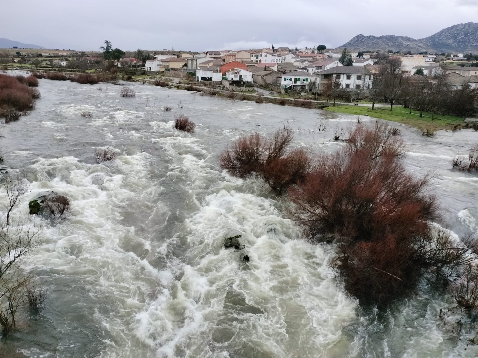 Crecida del río Tormes a su paso por Puente del Congosto tras las últimas lluvias