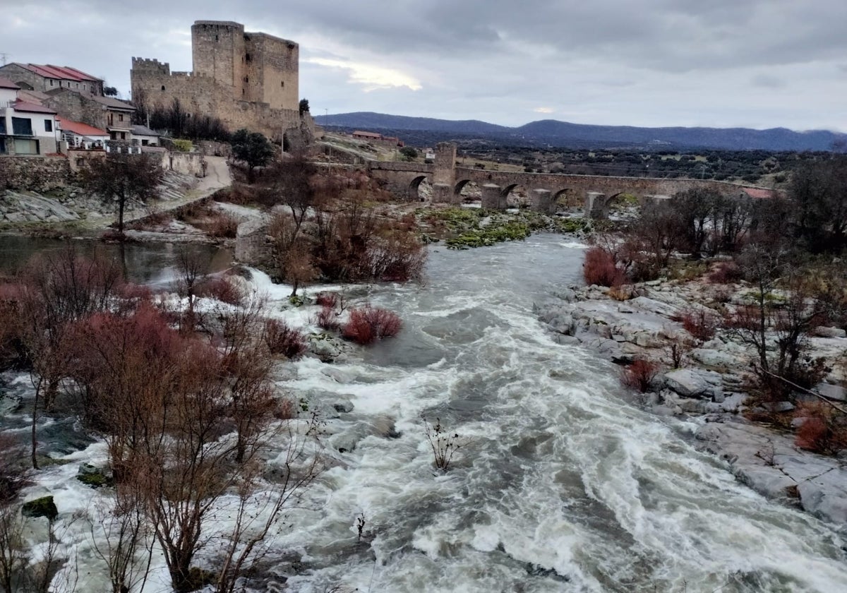 Crecida del río Tormes a su paso por Puente del Congosto tras las últimas lluvias