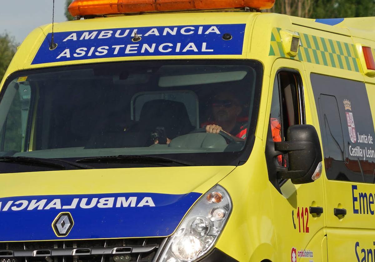 Una ambulancia circula por Salamanca.