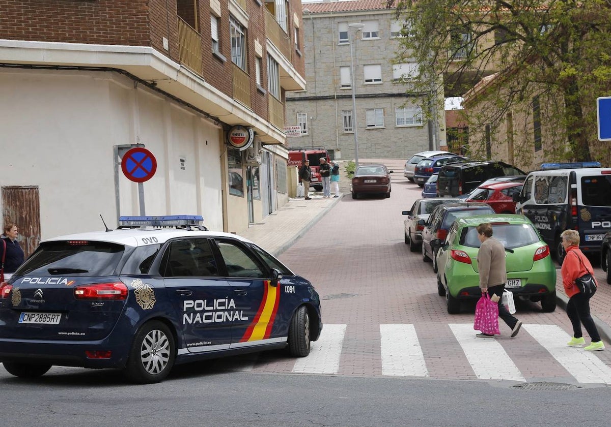 Un vehículo de la Policía Nacional patrulla por el barrio de Pizarrales.