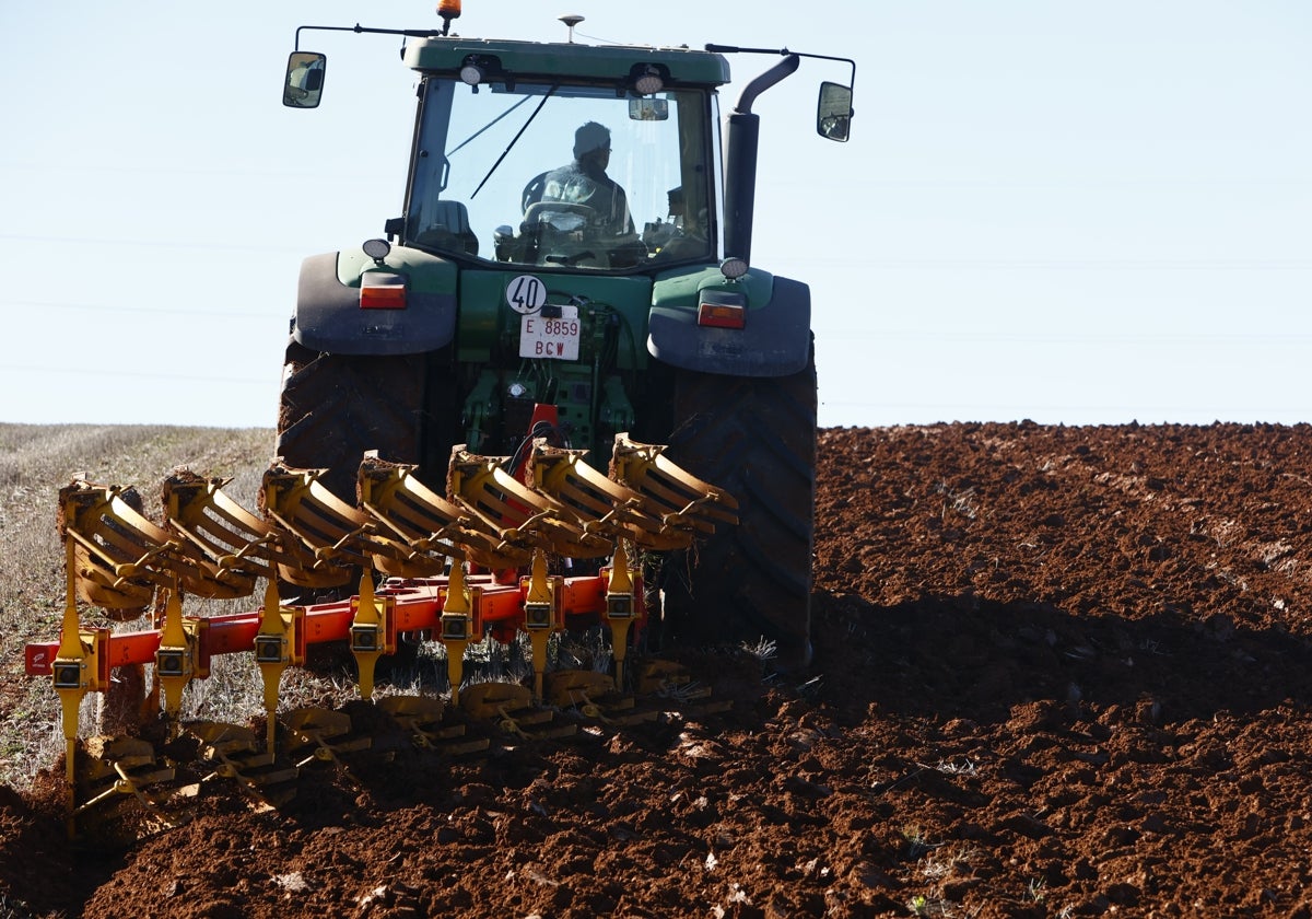 Un agricultor realiza labores con su tractor.