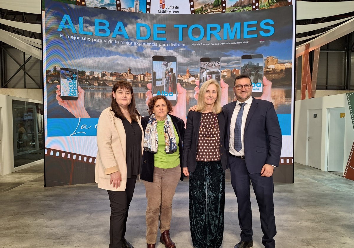 Imagen principal - Ana Écija, Nieves García, Concepción MIguélez y Santiago Castañeda en la presentación de Alba en FITUR.