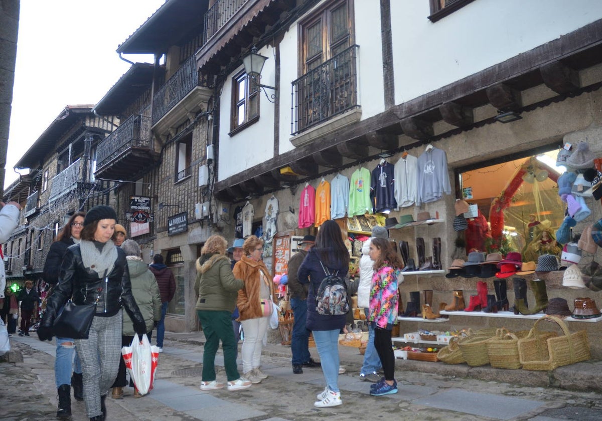 Una de las principales calles de La Alberca.