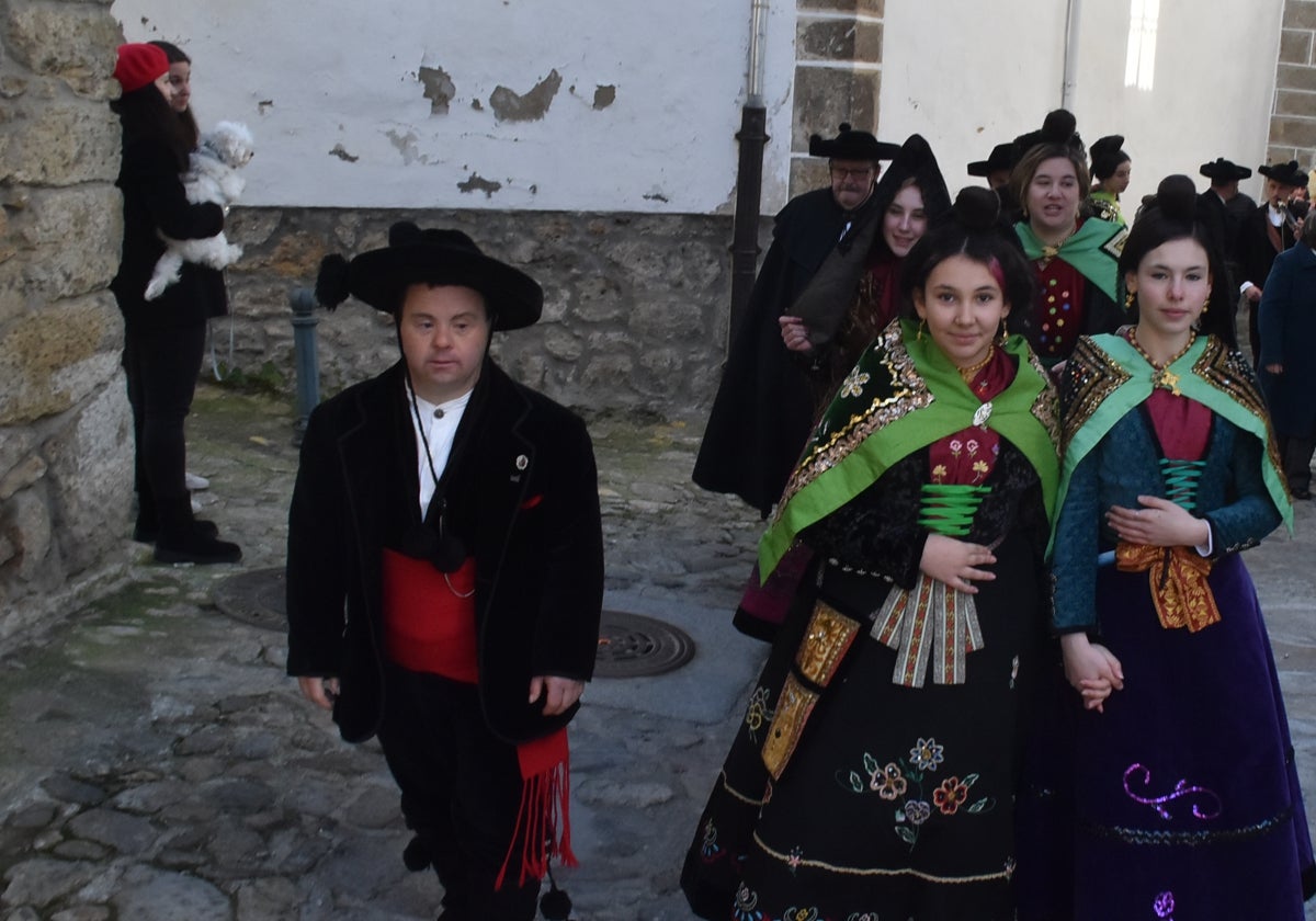 Imagen de Enrique Neila ataviado con el traje de choricero en la procesión de la Virgen de la Candelaria en 2023.