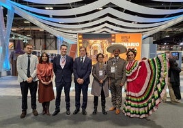 El alcalde de Salamanca, Carlos García Carbayo, junto a concejales del Ayuntamiento y representantes del estado de Jalisco.