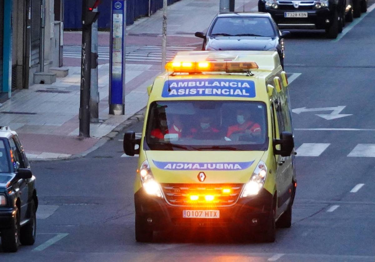 Una ambulancia circula por la capital.