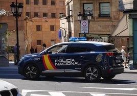 Un coche de la Policía Nacional circula por la capital.